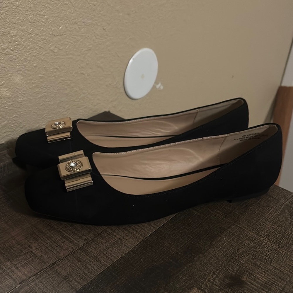 Elegant Black Flats with Gold Accents - Picture 2 of 5